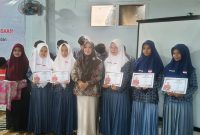 Hj. Ansari saat memberikan sosialisasi ke anak pesantren (Madurakita.com).