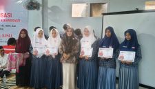 Hj. Ansari saat memberikan sosialisasi ke anak pesantren (Madurakita.com).