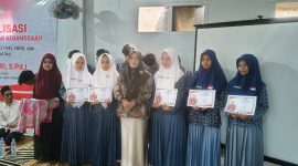 Hj. Ansari saat memberikan sosialisasi ke anak  pesantren (Madurakita.com). 