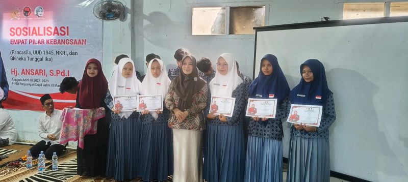 Hj. Ansari saat memberikan sosialisasi ke anak  pesantren (Madurakita.com). 