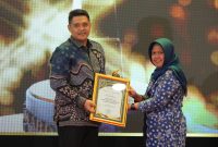 Andi Ali Syahbana saat menerima penghargaan (madurakita.com). 