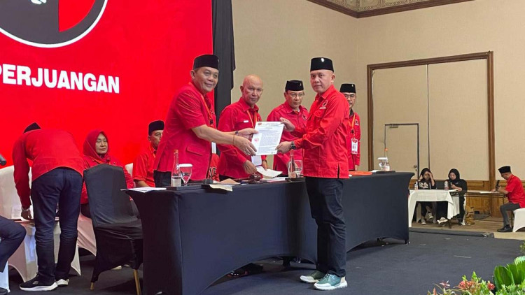 Taufadi saat menerima SK kepemimpinan untuk lima tahun kedepan (ist). 