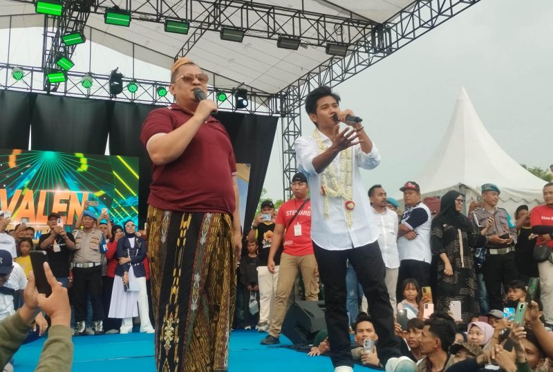 Konser Valen Da7 di Stadion Pamekasan bersama H. Her (madurakita.com). 