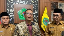 Mahfud MD saat di wawancarai di Pendopo Peringgitan Dalam Pamekasan. (Madurakita.com).