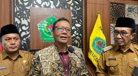 Mahfud MD saat di wawancarai di Pendopo Peringgitan Dalam Pamekasan. (Madurakita.com).