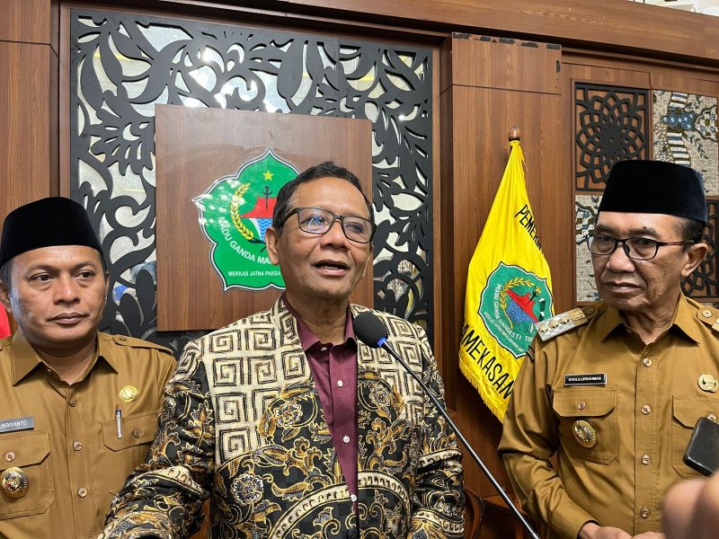 Mahfud MD saat di wawancarai di Pendopo Peringgitan Dalam Pamekasan. (Madurakita.com).