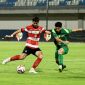 Madura United saat melawan Persebaya Surabaya di SGMRP (ist).
