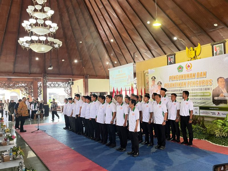 Pengukuhan Pengurus KONI Pamekasan (madurakita.com).