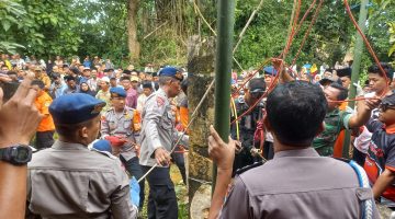 Upaya evakuasi yang dilakukan BPBD bersama warga sekitar (madurakita.com)