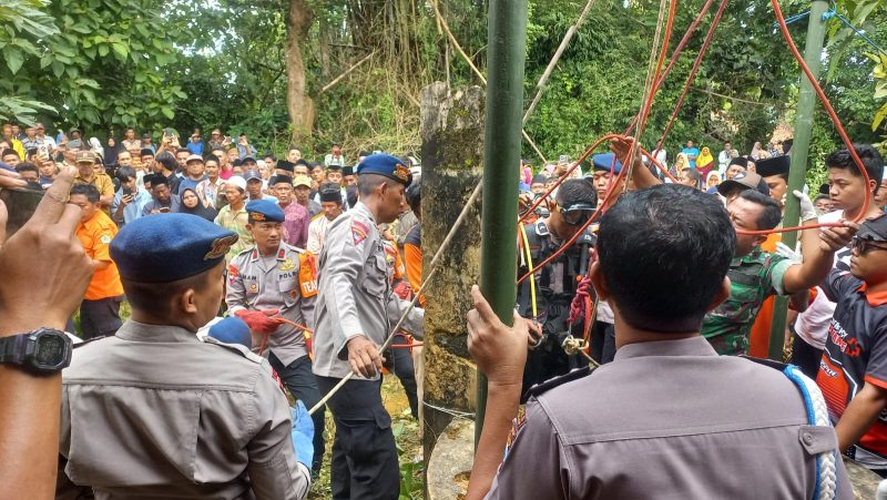 Upaya evakuasi yang dilakukan BPBD bersama warga sekitar (madurakita.com)