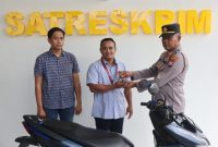 Polres Pamekasan saat mengembalikan kendaraannya yang sudah ditemukan (madurakita.com)