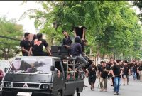 Buruh Pabrik dan Tani di Pamekasan saat melakukan aksi demonstrasi (madurakita.com)