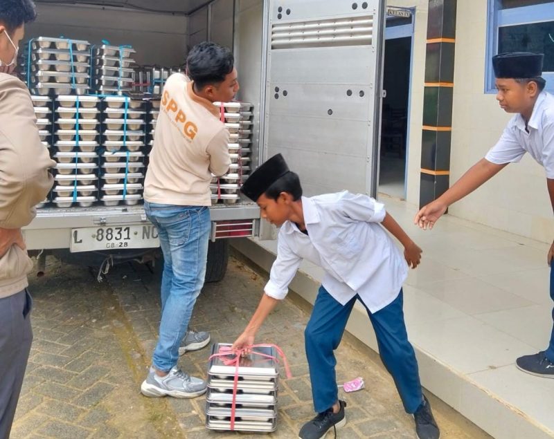 Antusias Siswa saat menerima MBG dari SPPG Pakamban Laok