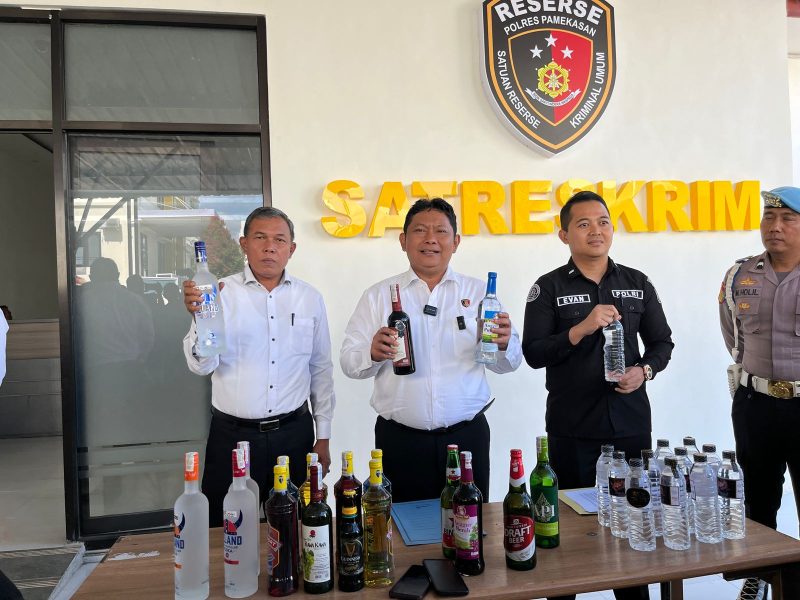 Ratusan miras Hasil Penertiban polres Pamekasan (madurakita.com)