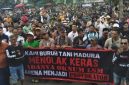 Para buruh pabrik rokok dan Petani tembakau Madura saat mendatangi kantor Bupati Pamekasan (madurakita.com)