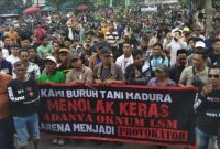 Para buruh pabrik rokok dan Petani tembakau Madura saat mendatangi kantor Bupati Pamekasan (madurakita.com)