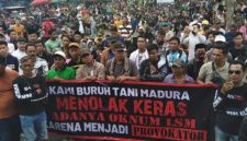 Para buruh pabrik rokok dan Petani tembakau Madura saat mendatangi kantor Bupati Pamekasan (madurakita.com)