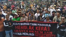 Para buruh pabrik rokok dan Petani tembakau Madura saat mendatangi kantor Bupati Pamekasan (madurakita.com)