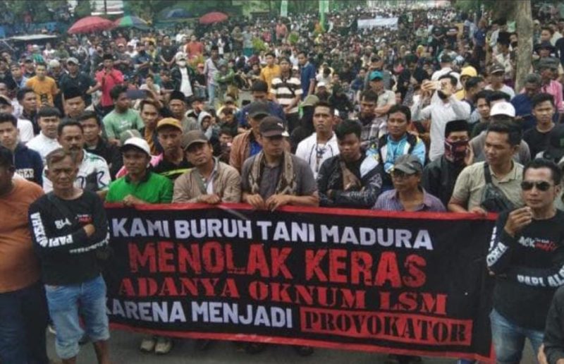 Para buruh pabrik rokok dan Petani tembakau Madura saat mendatangi kantor Bupati Pamekasan (madurakita.com)