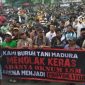 Para buruh pabrik rokok dan Petani tembakau Madura saat mendatangi kantor Bupati Pamekasan (madurakita.com)